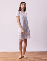 Camisón corto de tejido soft con estampado de rosas azules, escote redondo con ribete gris y mangas cortas.