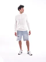 Buzo blanco de tejido texturizado con capucha y cordones ajustables.