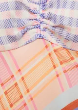 Vestido largo con estampado de cuadros multicolores, breteles finos, escote de pico y diseño asimétrico. Presenta detalle fruncido en el busto y cierre lateral con cremallera. Con forro interior.