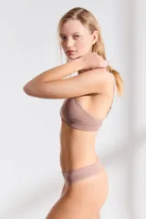 Conjunto de ropa interior Caro Cuore, compuesto por un corpiño triangular de punto con breteles finos y una bombacha colaless de punto.