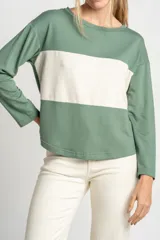 Sweater de mangas largas color verde con una franja horizontal color crema en el pecho.