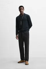 Pantalón azul marino de corte amplio, confeccionado en tejido de mezcla de algodón y lino. Cuenta con cintura elástica ajustable con cordón, bolsillos frontales y bolsillos traseros de vivo.
