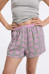 Short blanco con estampado de pequeñas flores rojas, cintura elastizada.
