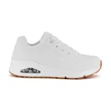 Zapatillas Skechers Street Uno - Stand on Air, color blanco con suela marrón. Capellada de cuero sintético liso con perforaciones y cordones. Plantilla Skechers Air Cooled Memory Foam y media suela con cámara de aire visible.
