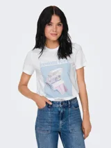 Remera blanca de algodón con estampa de una cámara Polaroid y la frase "instant love".