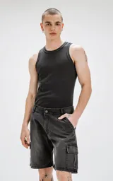 Bermuda de denim negra con corte a la rodilla, estilo cargo con bolsillos laterales y traseros con solapa. Diseño clásico de cinco bolsillos y ruedo desflecado. Confeccionada en denim rígido 100% algodón.