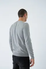 Sweater de algodón con cashmere color beige, de corte clásico, con cuello redondo a la base, puños y dobladillo acanalados y logo bordado en el pecho.