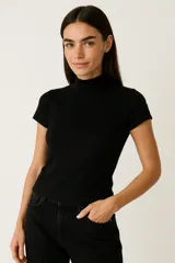 Top de manga corta color negro, ajustado al cuerpo, con cuello tipo polera (cuello tortuga o mock neck). Presenta tejido acanalado.