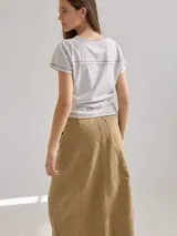 Remera color crudo de algodón, con bolsillo en el pecho y bordado.