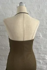 Vestido corto color verde oliva, con escote drapeado y breteles finos.