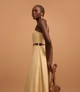 Vestido midi color beige de lino y viscosa, con breteles finos, corte recto y cinturón de cuerda.