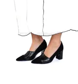 Zapato de tacón negro con puntera en cuero gamuzado y laterales en cuero vacuno texturizado. Tacón geométrico revestido en material brillante.