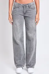 Pantalón de jean gris de corte recto y tiro bajo.