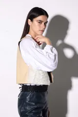 Chaleco corto con corderito en la parte delantera y cuero vacuno en la parte trasera. Ideal para combinar con camisas o poleras.