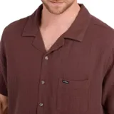 Camisa marrón de manga corta con cuello solapa y bolsillo en el pecho.