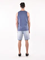 Musculosa gris con estampado de Nueva York en el frente.