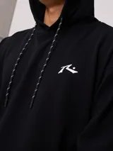 Canguro negro con capucha y cordones blancos, bolsillo tipo canguro y logo de la marca estampado en el pecho.