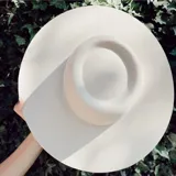 Sombrero de ala ancha color marrón, con copa alta y ala recta.