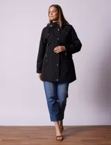 Campera impermeable color beige, marca Weatherproof, con capucha desmontable, cierre central oculto con botones a presión, bolsillos laterales con cierre y corte a la altura de la cadera.