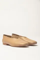 Chatas color beige de cuero vacuno, con talón suave y capellada metalizada.