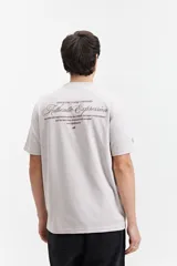 Remera negra de manga corta con corte oversize y estampado frontal con la frase "Authentic Expression".