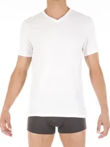 Pack de tres remeras blancas de algodón con cuello en V y manga corta.