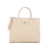 Cartera grande tipo shopper color beige, confeccionada en rafia y cuero sintético. Tiene doble asa de mano, correa bandolera regulable y cierre superior. El interior está forrado en tela de algodón y poliéster, y cuenta con un bolsillo con cierre y dos bolsillos abiertos.
