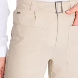 Pantalón de pierna recta y tiro alto color beige, con bolsillos estilo carpintero y cinturón con hebilla metálica.