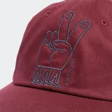 Gorra amarilla de algodón con logo bordado al frente.