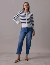 Cardigan de hilo fino marca Cable & Gauge, con rayas horizontales negras y blancas, escote redondo y cierre frontal con botones.