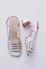 Sandalias negras de cuero con tiras finas entrecruzadas y taco geométrico.