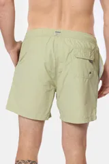 Short de baño azul vibrante, de corte clásico y largo medio, con cintura elástica y cordón ajustable. Cuenta con bolsillos laterales y suspensor de malla fina interior.