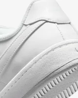 Championes de Nike con diseño retro, fabricados con al menos un 20% de material reciclado, con un gran Swoosh característico.