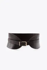 Cinturón fajín ancho de cuero negro con hebilla metálica rectangular dorada.
