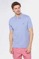 Remera polo de piqué blanca, lisa, con cuello en rib y botones personalizados.