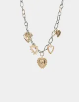 Collar corto con cadena de eslabones plateados y dorados, con dijes colgantes de corazones dorados con diferentes diseños.