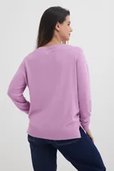 Sweater lila de tejido de punto, con escote en V y mangas largas.