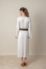 Vestido italiano tipo túnica de satén negro liso, de calce holgado.
