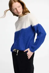 Sweater tejido en jersey con diseño en dos colores: blanco en la parte superior y azul en la parte inferior.