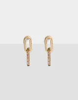 Aros colgantes cortos bañados en oro con cubic zirconia, con forma de eslabón alargado.