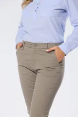 Pantalón skinny color gris topo de gabardina elastizada, con bolsillos delanteros y traseros, y pasacintos.