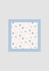 Pañuelo cuadrado de seda color celeste con borde azul y estampado de cerezas, frutillas, lazos y copas de martini.