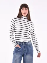 Polera blanca con rayas horizontales negras, de cuello alto y mangas largas.