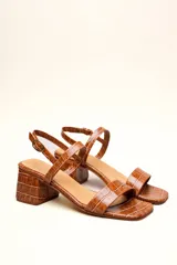 Sandalias marrones de cuero vacuno con textura tipo reptil, dos tiras y taco bloque de 4 cm.