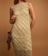 Vestido midi sin mangas color beige, tejido al crochet con patrón geométrico calado.