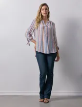 Blusa estampada con cuello a la base y escote en V. Manga 3/4 con lazo.