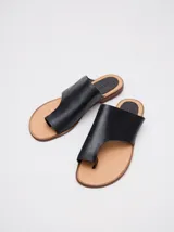 Sandalias de cuero color marrón con tira ancha sobre el empeine y abertura para el dedo gordo.