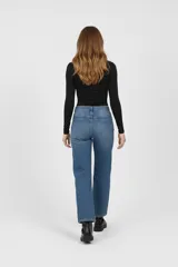 Body negro de manga larga, con escote en V profundo, detalle anudado y fruncido en el frente, y broches en la parte inferior.