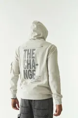 Canguro color ladrillo de felpa con capucha, bolsillo tipo canguro, bolsillo con botón en la manga y lettering estampado en la espalda.