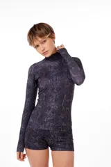 Polera negra con estampado de piel de serpiente, de tela elastizada (polysoft) y cuello alto.